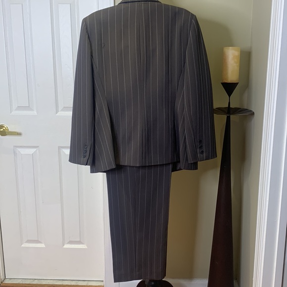 EUC Kasper Smoke Grey 2 Pc Pinstripe Pantsuit, 14P - Picture 3 of 14